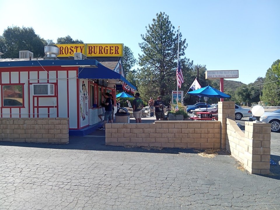 Front view of Frosty Burger on Old Hwy 80.